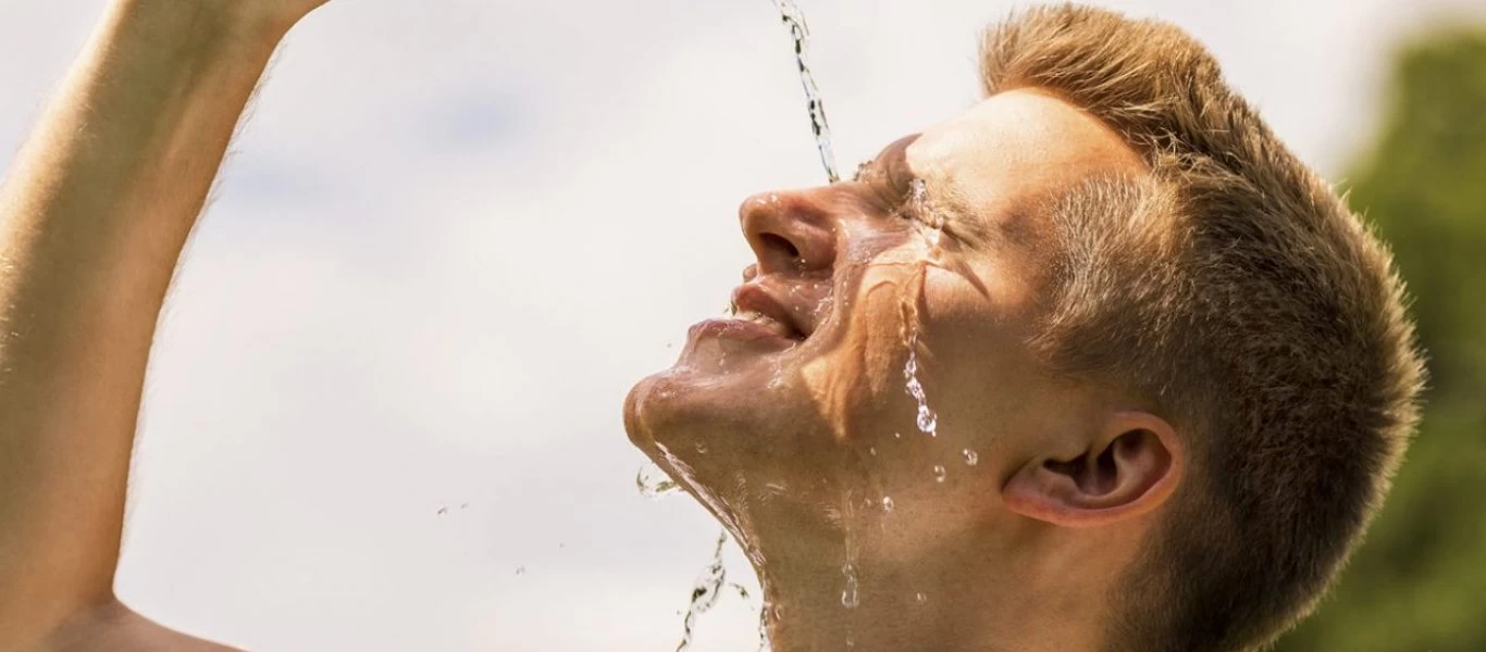 Δείτε τι μπορείτε να κάνετε για να ρίξετε γρήγορα τη θερμοκρασία του σώματος σε μια ζεστή μέρα